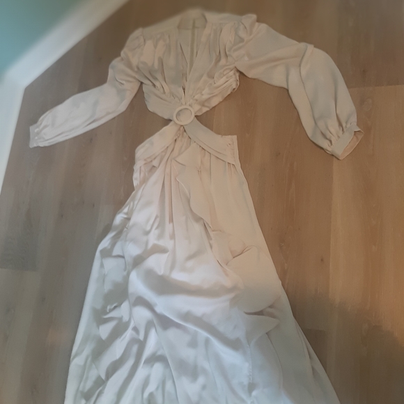 Pale pink dress, peekaboo style. - Picture 3 of 5